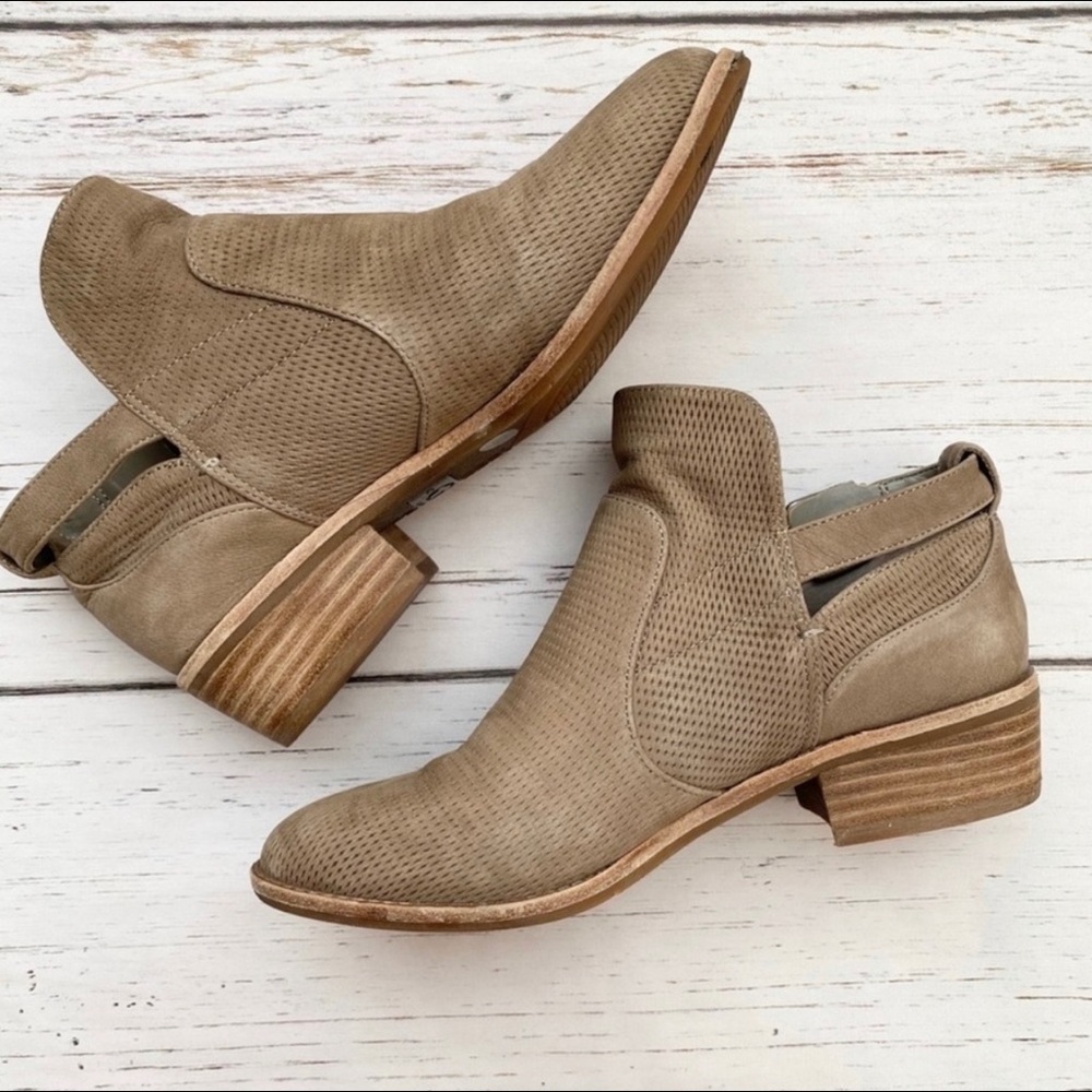 Gianni Bini Tan Brown Buckle Ankle Booties